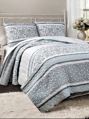 Lush Decor Nisha 3-Piece King Quilt Set Blue & White Floral